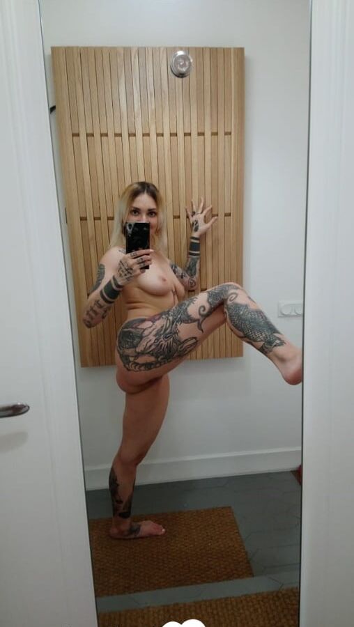 Tattooed hottie plays with herself while taking selfies