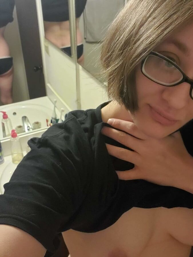 Hairy natural girl gives some quick flashes