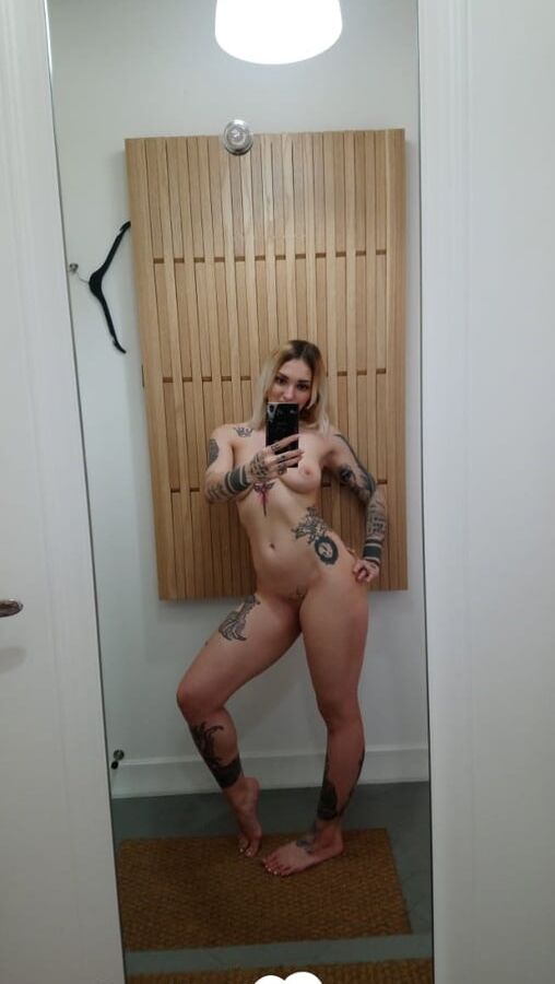 Tattooed hottie plays with herself while taking selfies