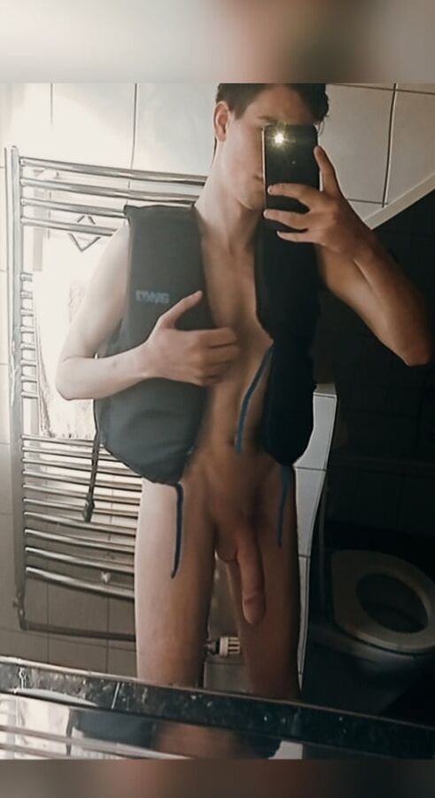 Jung Sexy Boy with a extreme big dick