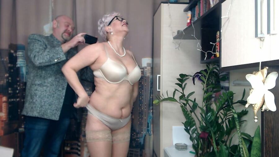 Hot striptease and vegetables &amp; a fist in a mature wet cunt!