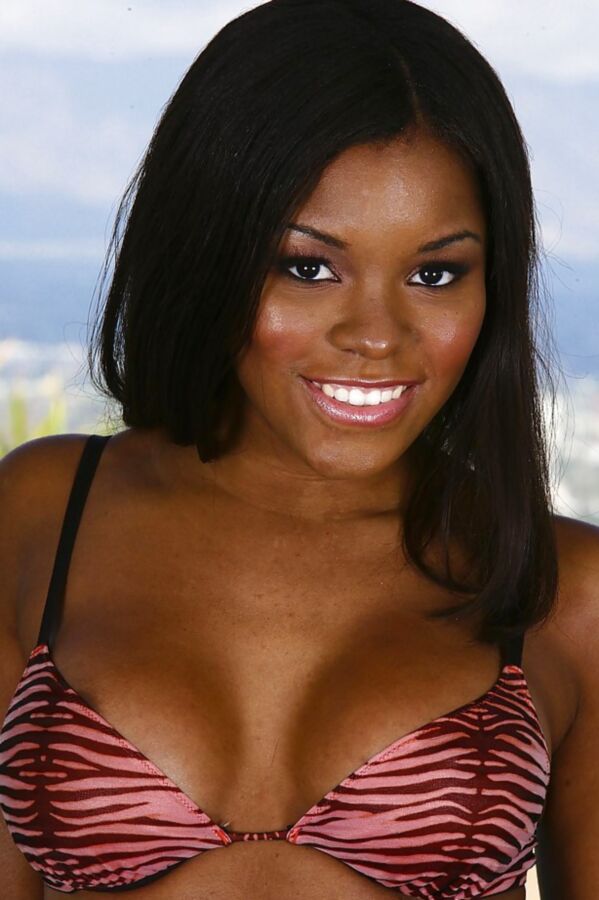 Ebony hottie Nikki fucks her toy