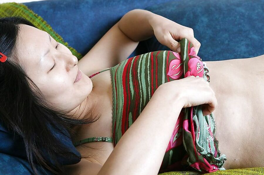 Asian girlfriend shows her Chinese pussy