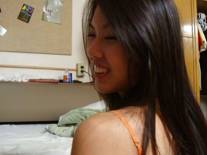 Asian girlfriend shows her Chinese pussy
