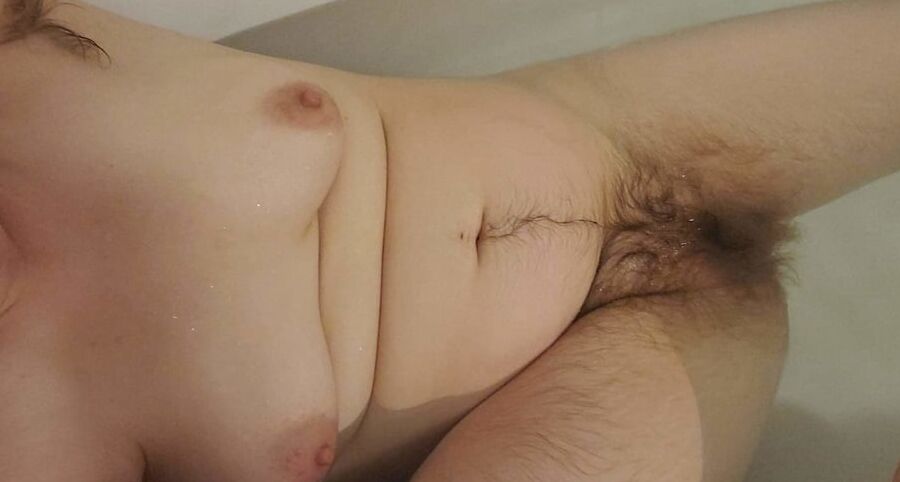 Hairy natural girl gives some quick flashes