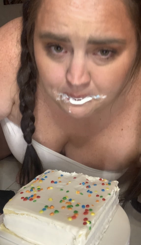 Fat belly bbw makes mess with cake