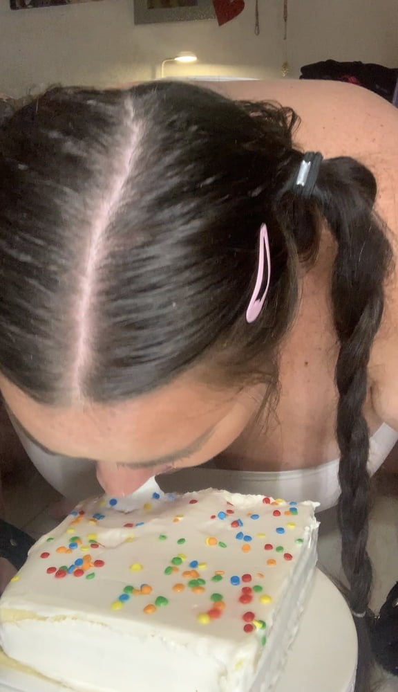 Fat belly bbw makes mess with cake