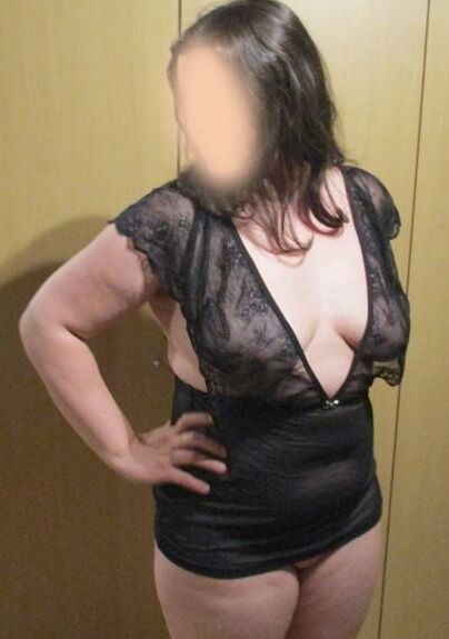 amateur wife, big ass, curvy body, ready for dirty comments