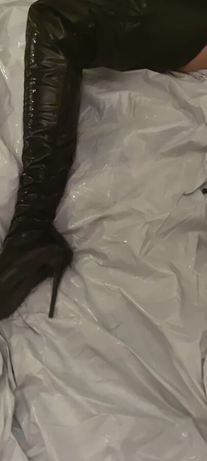 We love wet, oily wetlook latex looks and hot lingerie