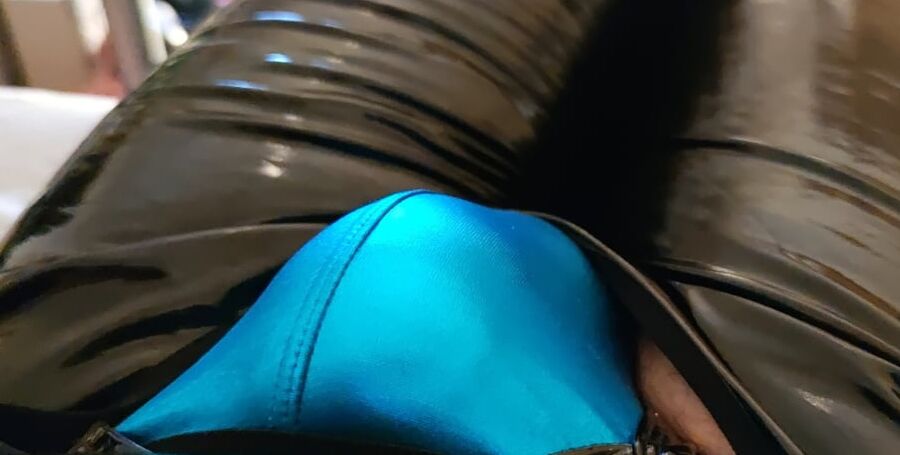 We love wet, oily wetlook latex looks and hot lingerie