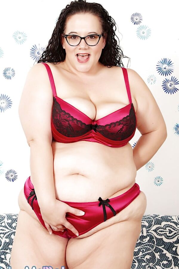 Pretty BBW Jessica Lust shows off her plump body