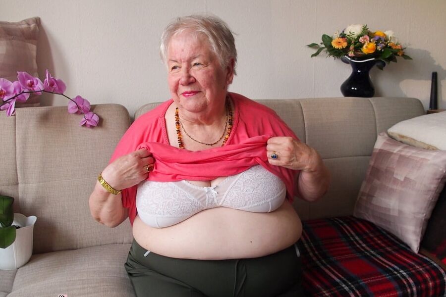OmaGeil Granny and hairy fat pussy