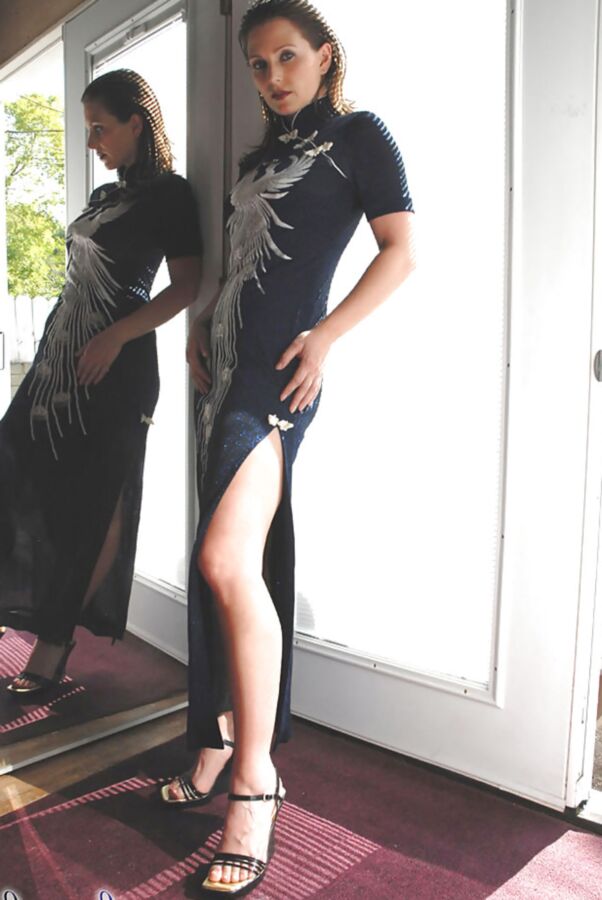 Geeky wife Shelly takes off her dress