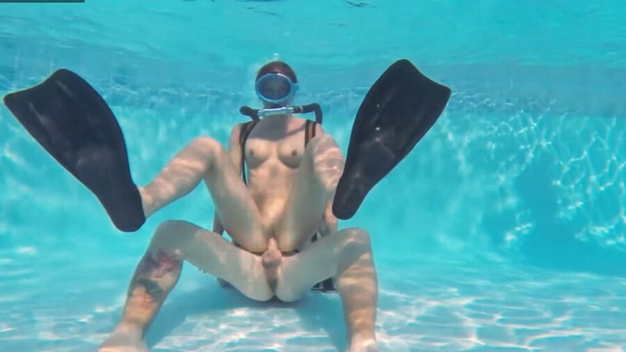 Minnie Manga Pool Sex UnderWaterShow