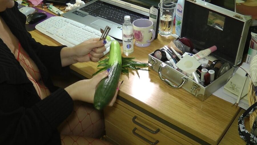 Annadevot - The CUCUMBER as anal spare?