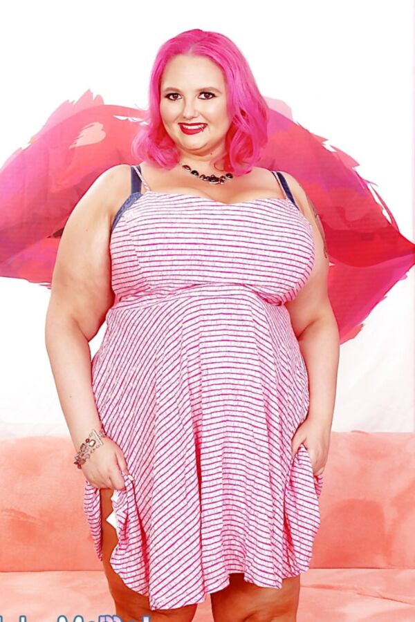 Giant titted BBW Sara Star looks hot