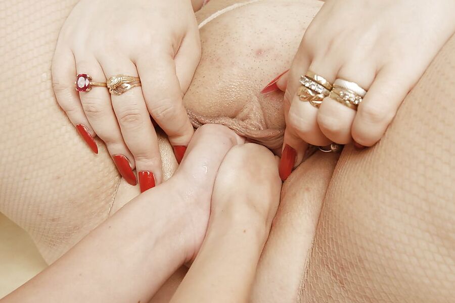 Daughter fisting and fucking old lesbian sluts PART