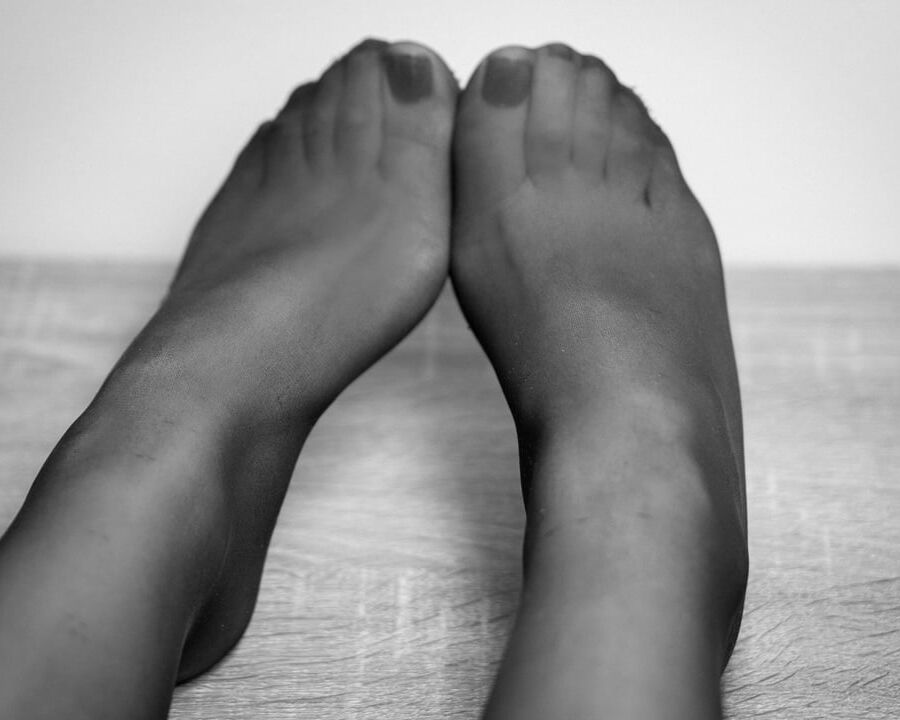 ArtisticWife and her feet