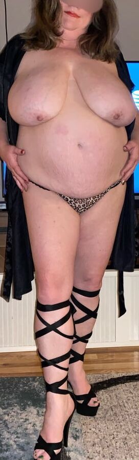 Sexy BBW wife in black
