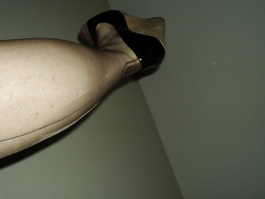full fashioned stockings and outfits Cross-dresser feet