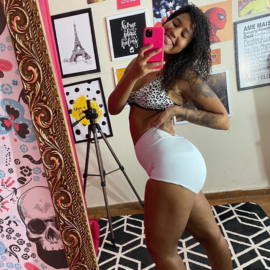 Camila mineira Casada safada exibindo seus Nudes