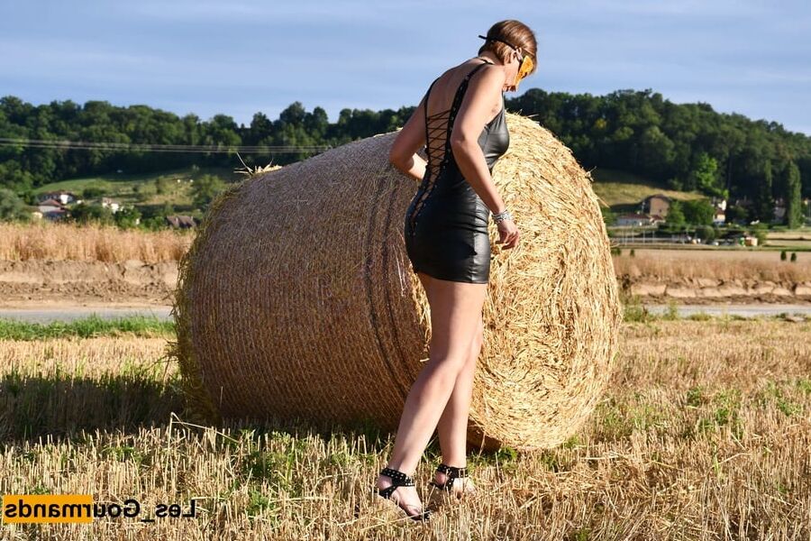 MILF in wetlook in hay bales