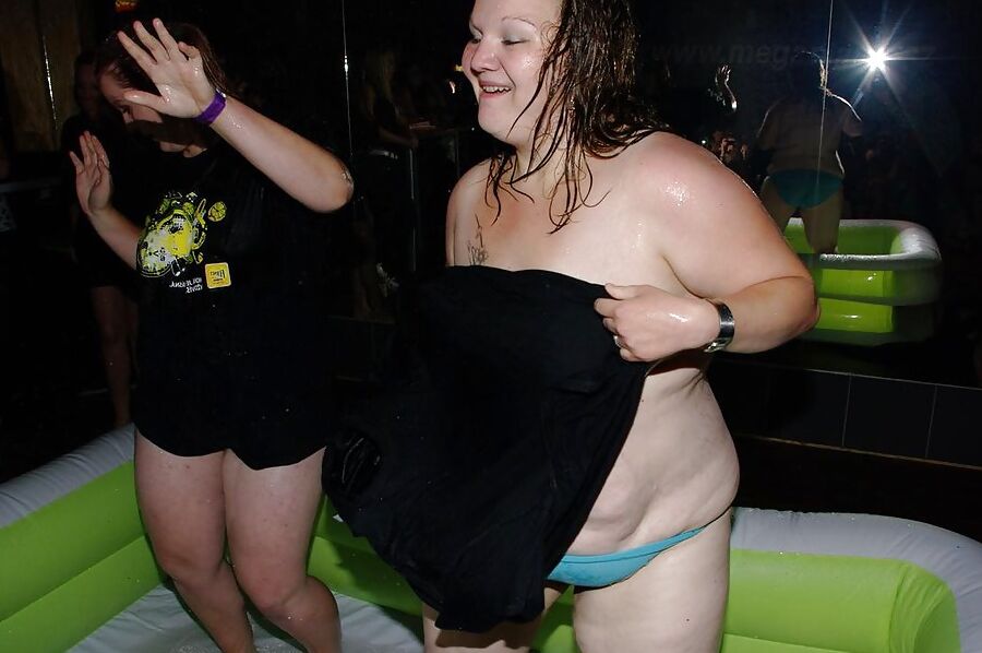 Oily fatties wrestling at Plumperd