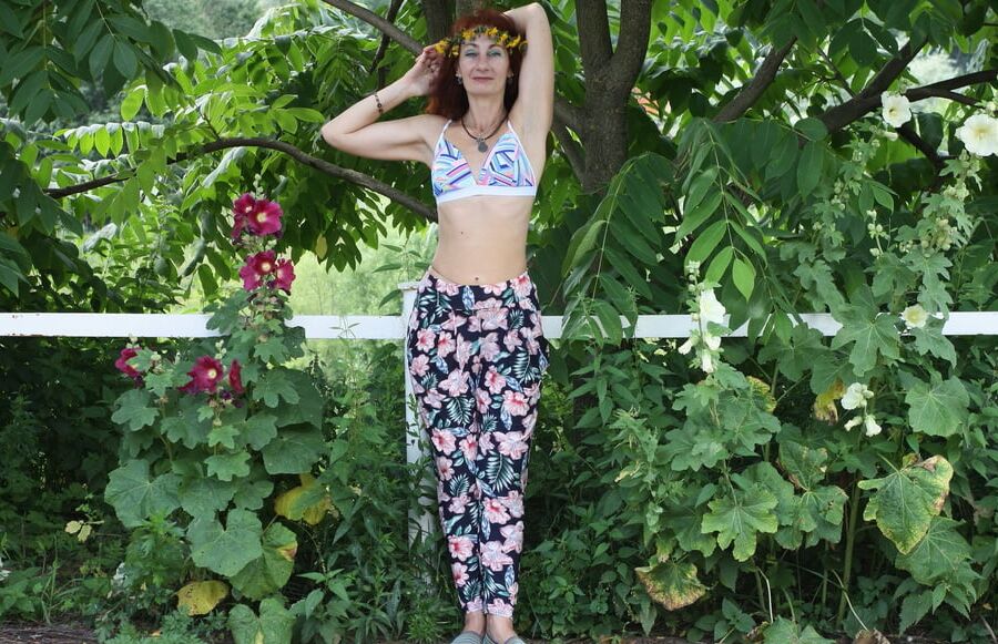 in pants with flofer print