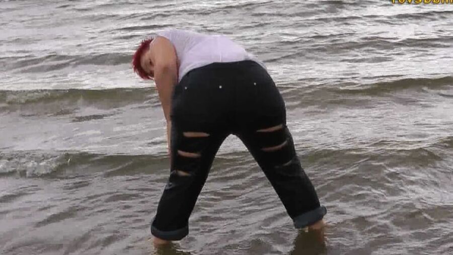 With RIPPED JEANS into the lake