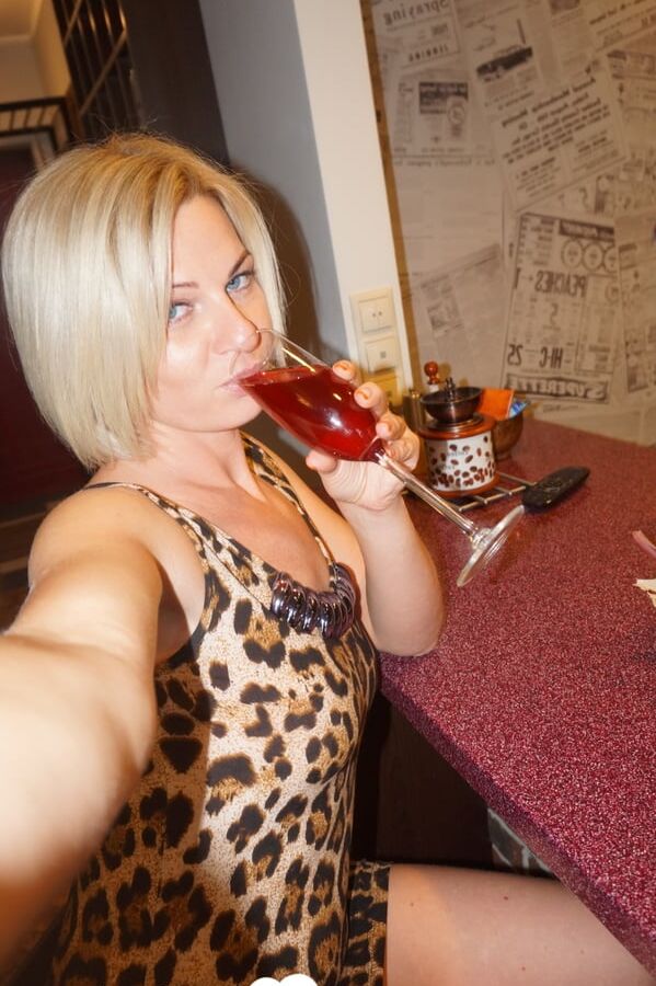Blonde babe taking some nudes after a party
