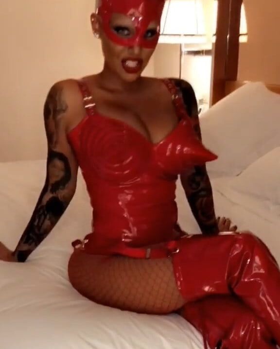 Amber Rose topless and pussy pics