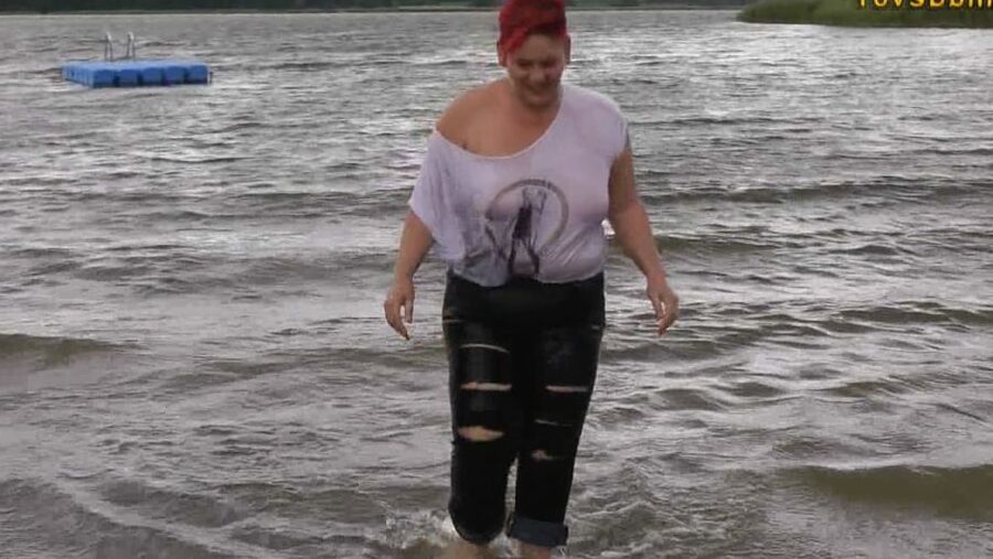 With RIPPED JEANS into the lake