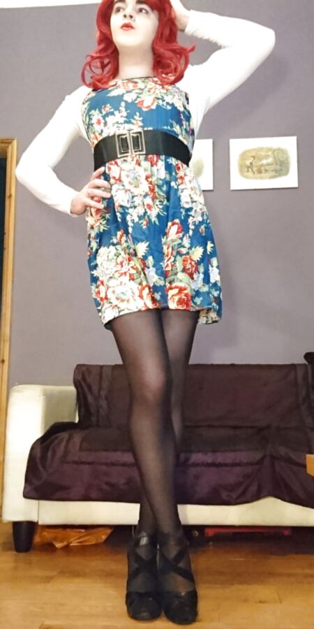 Marie crossdresser en collants opaques et robe fleurie