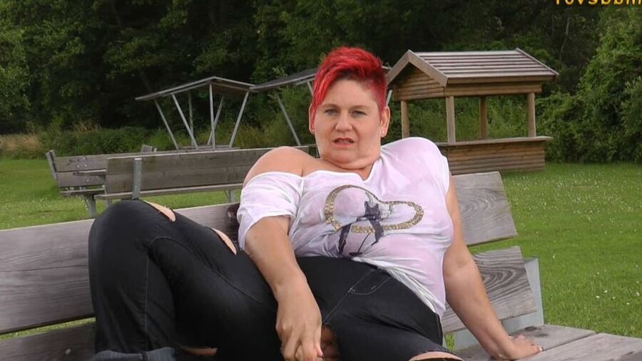 With RIPPED JEANS into the lake