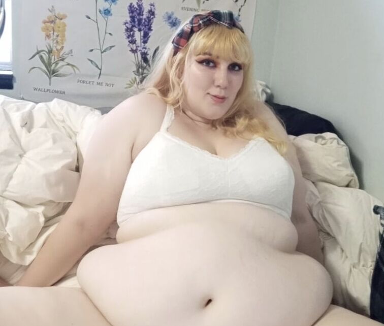 Fat belly bbw tries light bondage