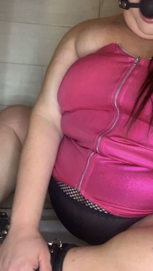 Fat belly bbw tries light bondage