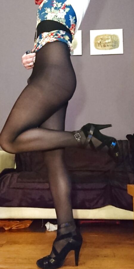 Marie crossdresser en collants opaques et robe fleurie