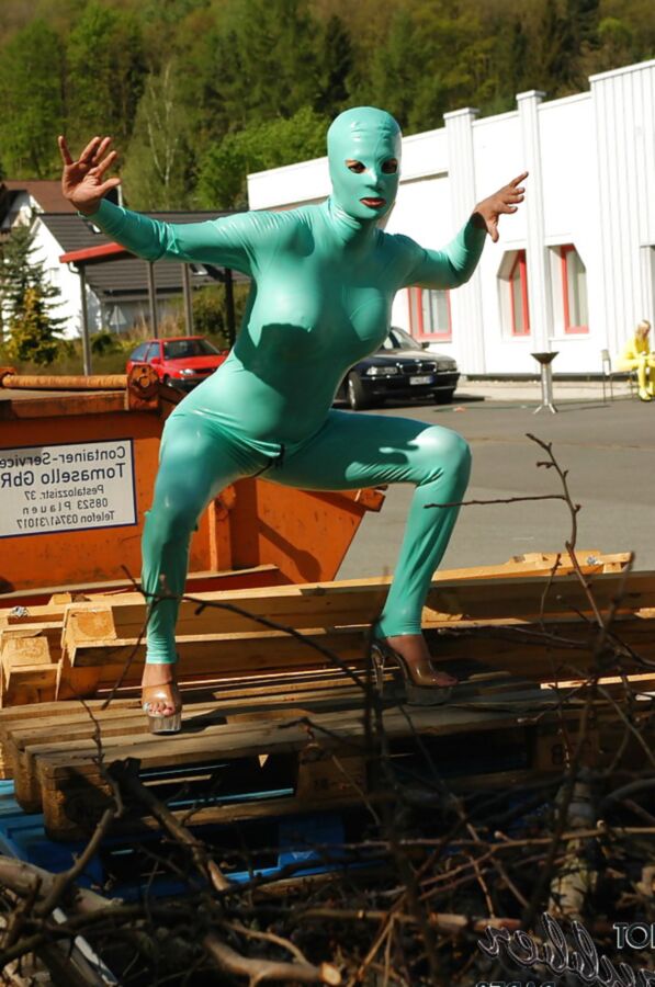Hotrubberbabe Samantha in green latex