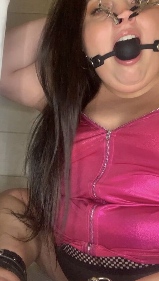 Fat belly bbw tries light bondage