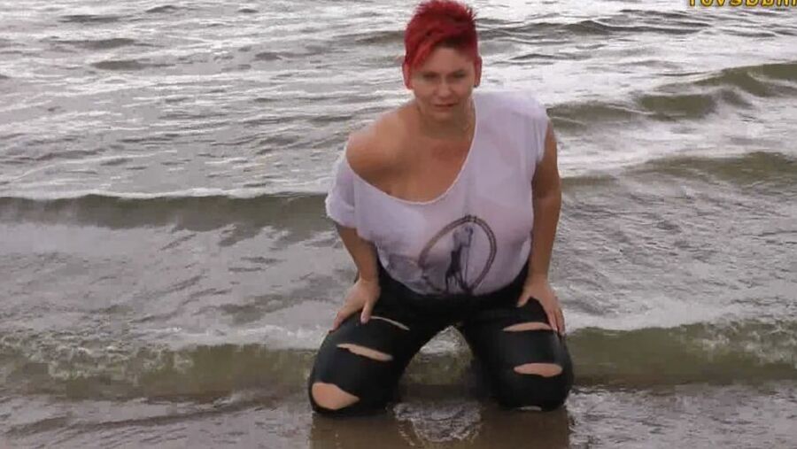 With RIPPED JEANS into the lake