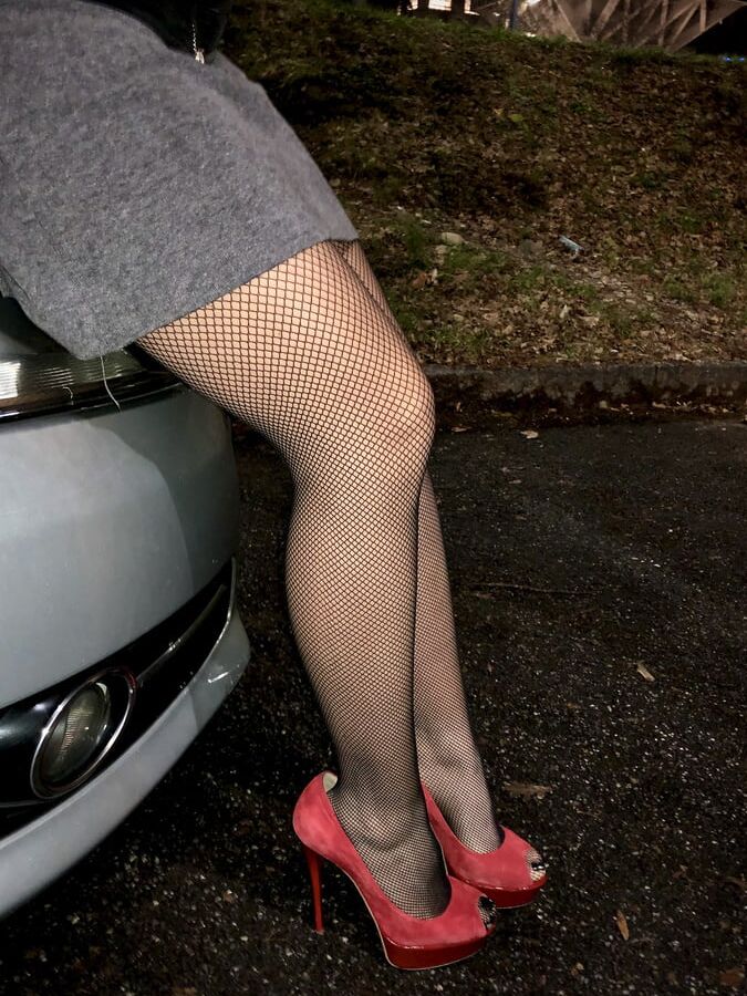 Giada&;s fishnet legs outdoor at night