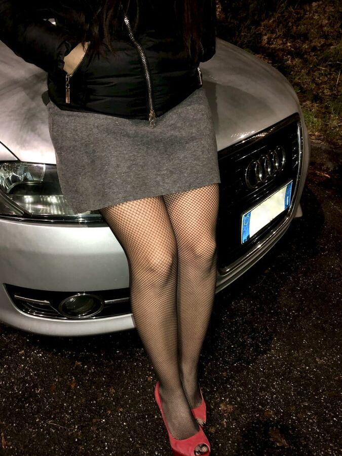 Giada&;s fishnet legs outdoor at night