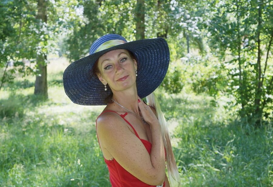 Red dress - green garden