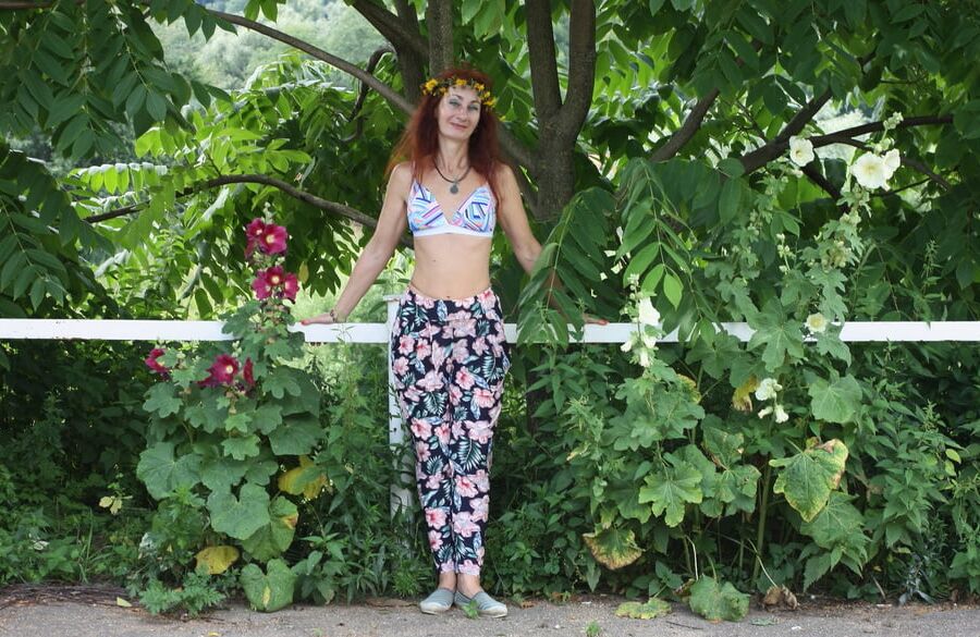 in pants with flofer print