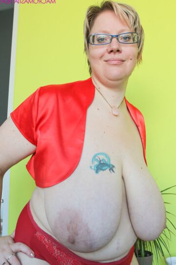 Busty chubby mature toyplaying