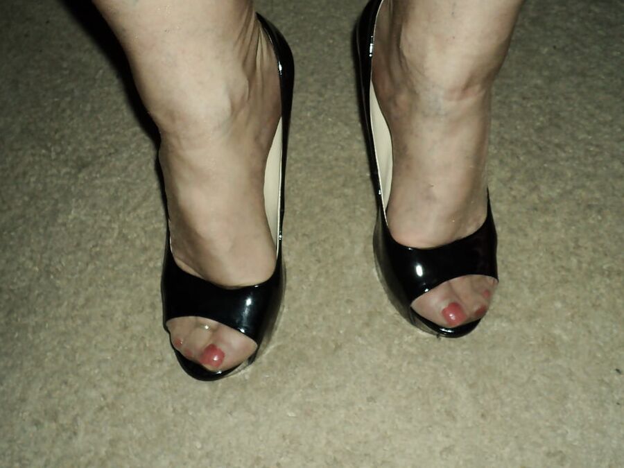 full fashioned stockings and outfits Cross-dresser feet