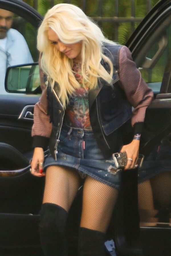 Gwen Stefani paparazzi up-skirt photos