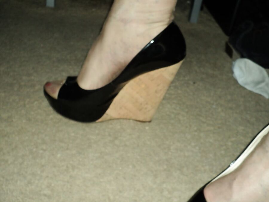full fashioned stockings and outfits Cross-dresser feet