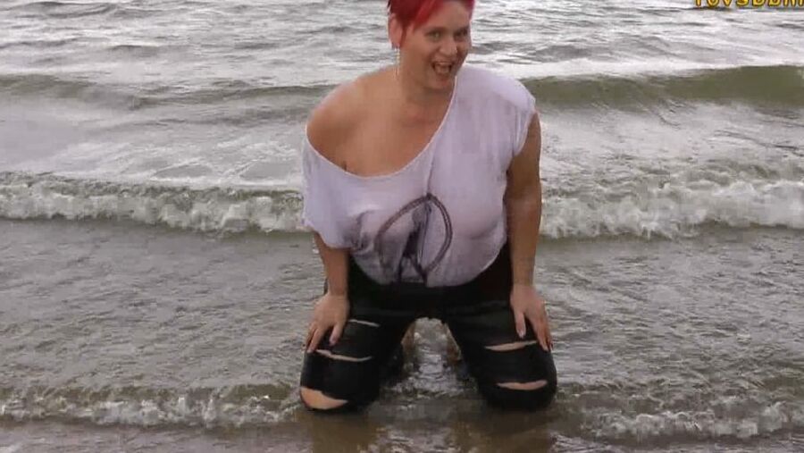 With RIPPED JEANS into the lake