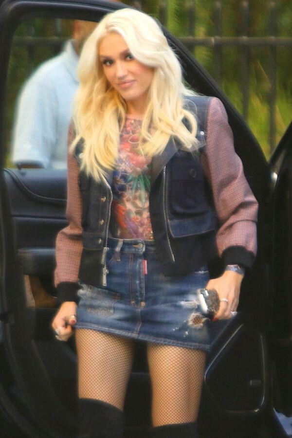 Gwen Stefani paparazzi up-skirt photos